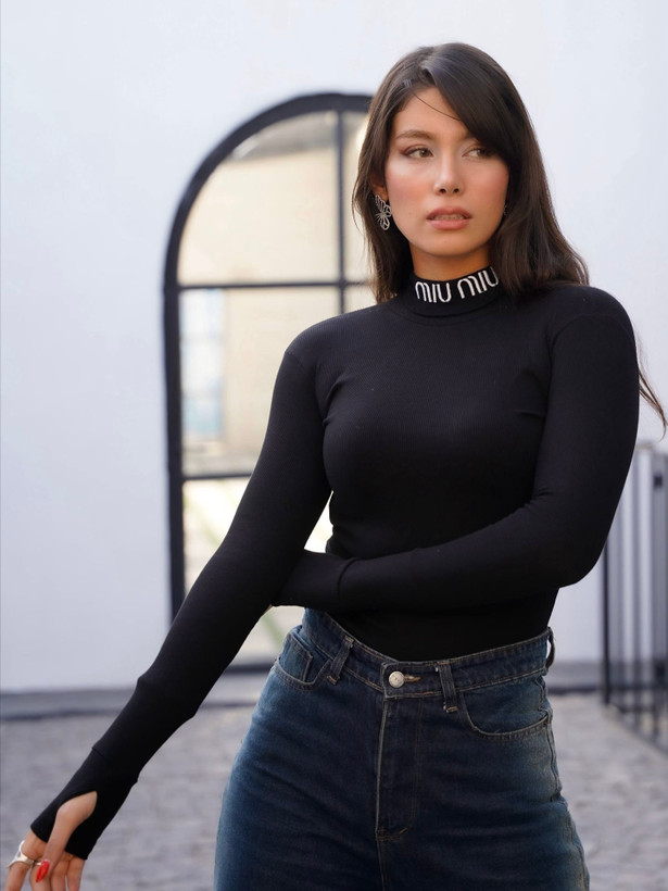 بادی زنانه یقه اسکی مشکی پارچه کبریتی جذب و خوشفرم مناسب فصل پاییز و زمستان